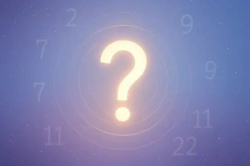 Gyakran ismételt kérdések a számmisztikáról: fénylő kérdőjel ikon, körülötte lebegő számok spirituális háttérben.